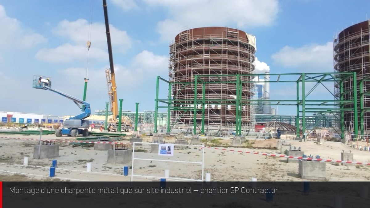Montage de portiques de charpente métallique verte sur un site industriel au Maroc