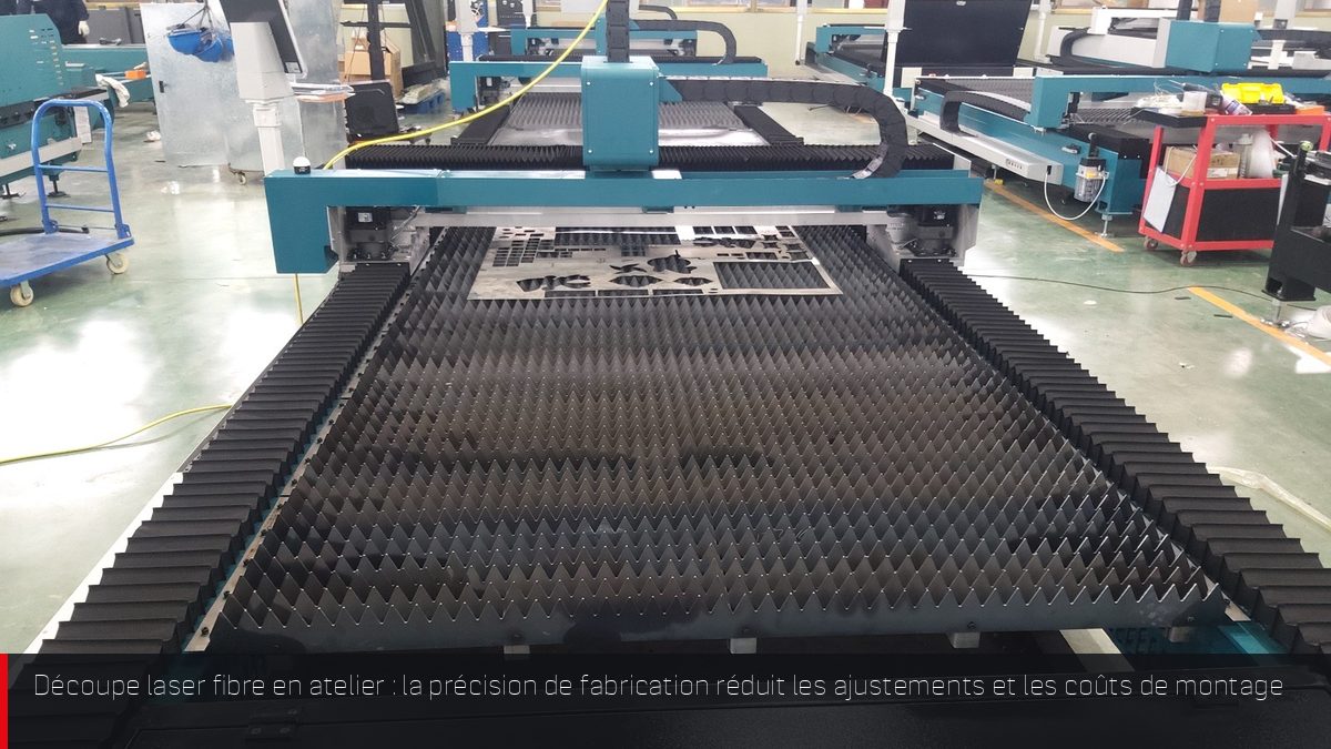 Machine de découpe laser fibre en atelier de construction métallique